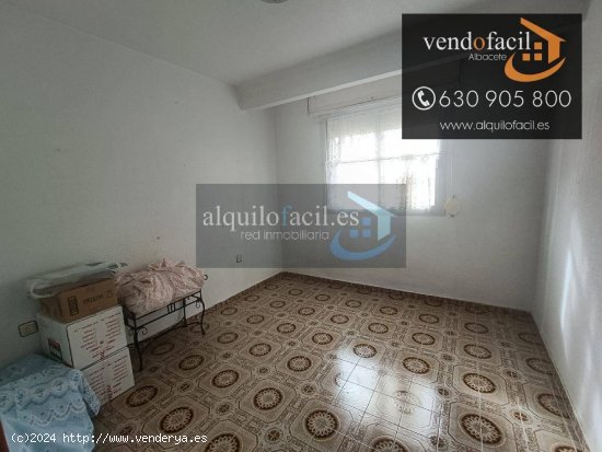 SE VENDE PISO EN C/ HERMANOS QUINTERO DE 3 HABITACIONES POR 125000€