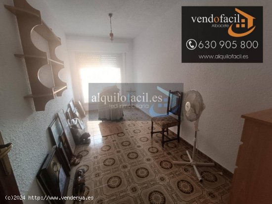 SE VENDE PISO EN C/ HERMANOS QUINTERO DE 3 HABITACIONES POR 125000€