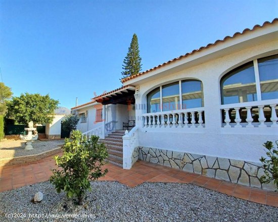 Chalet independiente con piscina. Benidorm.