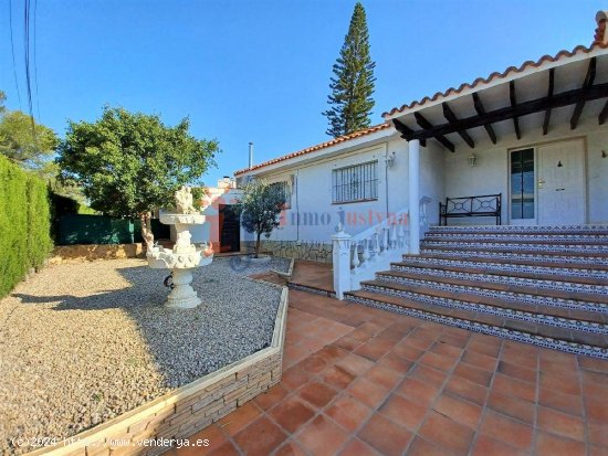 Chalet independiente con piscina. Benidorm.