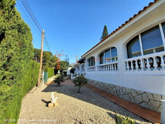 Chalet independiente con piscina. Benidorm.