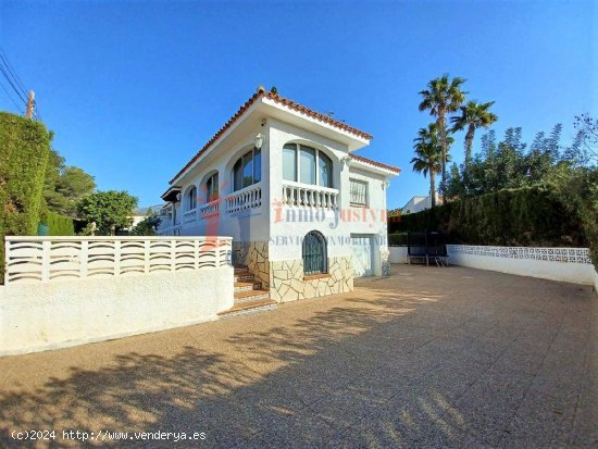 Chalet independiente con piscina. Benidorm.