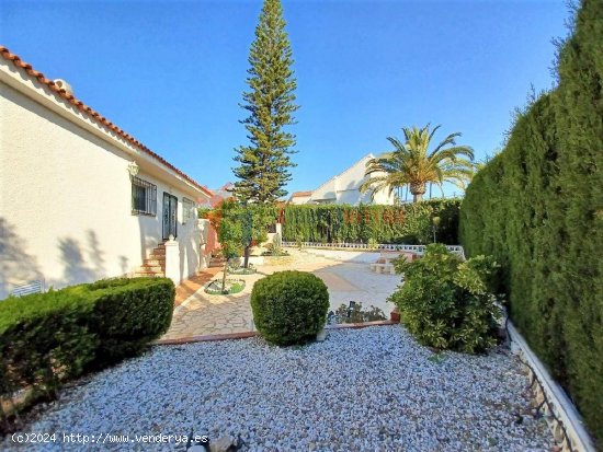 Chalet independiente con piscina. Benidorm.