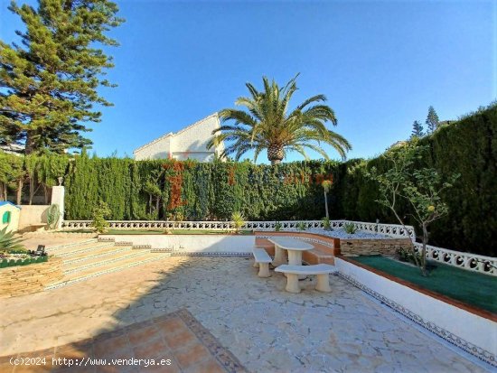 Chalet independiente con piscina. Benidorm.