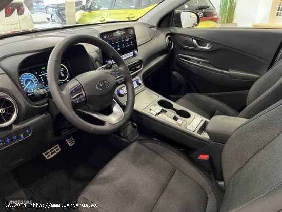 Hyundai Kona Electric Tecno 2C 150kW de 2024 con 13.000 Km por 32.900 EUR. en Cuenca