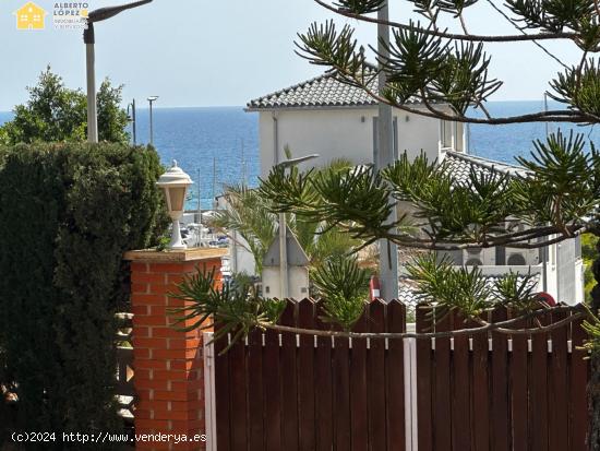 CHALET EN PARCELA URBANA ÚNICA FRENTE AL MAR EN EL CAMPELLO - ALICANTE