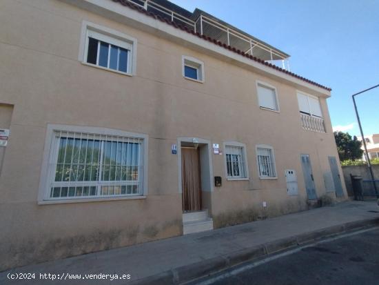 CASA ADOSADA CON 3 HABITACIONES, BUHARDILLA Y SOLARIUM EN VENTA, EN EL REBOLLEDO - ALICANTE