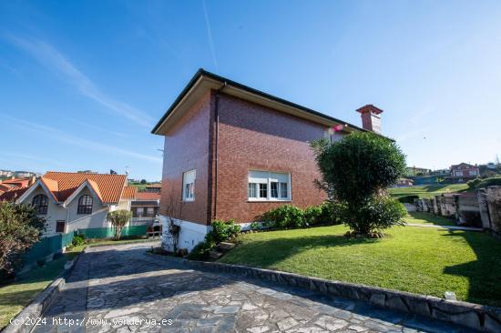 Chalet independiente con jardín, garaje y trastero en Urbanización La Tablia de Suances ☀️🏖