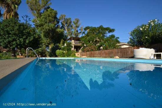 Casa de dos plantas más almacén y piscina muy cerca del río Ebro en Deltebre. - TARRAGONA