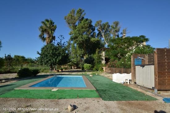 Casa de dos plantas más almacén y piscina muy cerca del río Ebro en Deltebre. - TARRAGONA