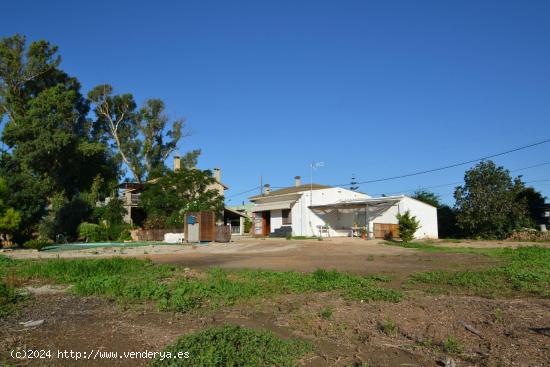 Casa de dos plantas más almacén y piscina muy cerca del río Ebro en Deltebre. - TARRAGONA