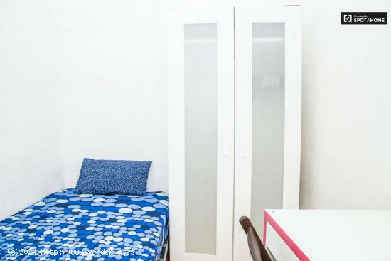 Acogedora habitación con armario independiente en piso compartido, El Raval - BARCELONA