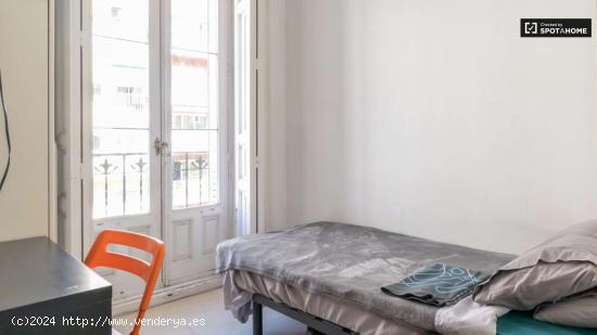  Se alquilan habitaciones en apartamento de 6 dormitorios en Madrid - MADRID 