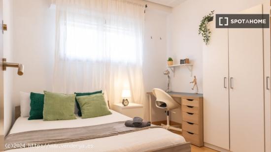 ¡Habitaciones en alquiler en un piso de 7 habitaciones en Madrid! - MADRID