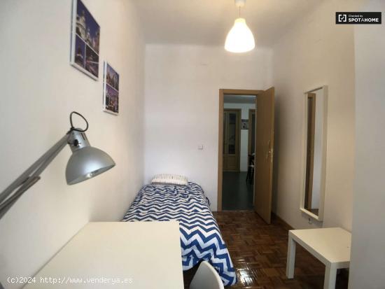 Se alquila habitación en piso de 5 dormitorios en Argüelles, Madrid - MADRID