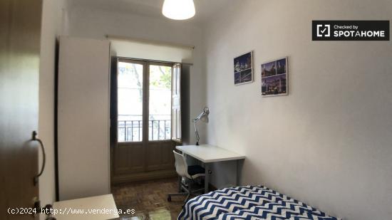 Se alquila habitación en piso de 5 dormitorios en Argüelles, Madrid - MADRID