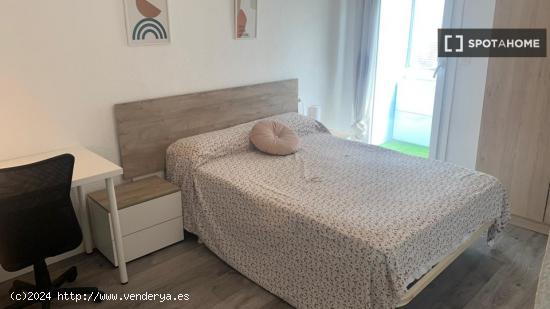 Se alquila habitación en piso de 4 dormitorios en Delicias, Zaragoza - ZARAGOZA