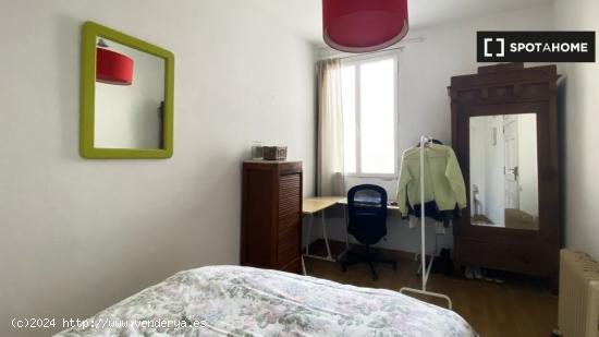 Se alquila habitación en piso compartido de 3 dormitorios en Madrid - MADRID