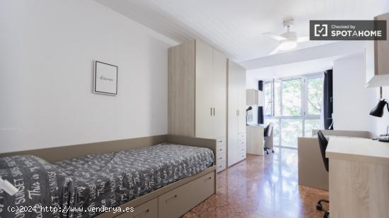 Se alquilan habitaciones en un apartamento de 6 dormitorios en Ciutat Vella - VALENCIA