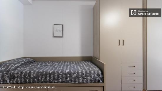 Se alquilan habitaciones en un apartamento de 6 dormitorios en Ciutat Vella - VALENCIA