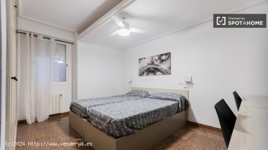 Se alquilan habitaciones en un apartamento de 6 dormitorios en Ciutat Vella - VALENCIA