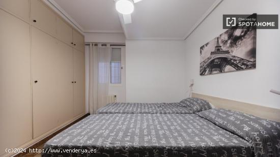 Se alquilan habitaciones en un apartamento de 6 dormitorios en Ciutat Vella - VALENCIA