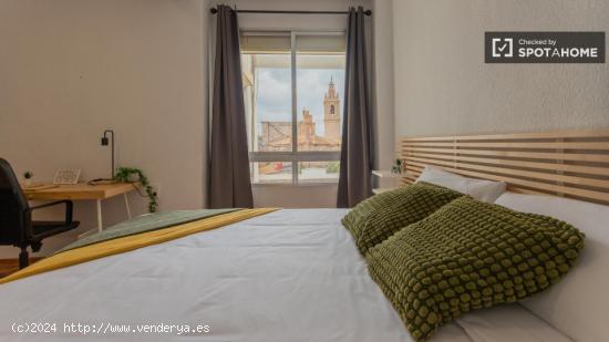 Se alquilan habitaciones en un apartamento de 8 dormitorios en Ciutat Vella - VALENCIA