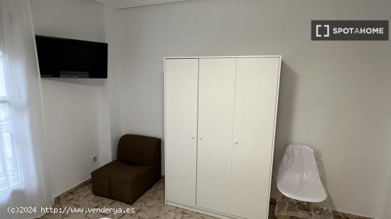 Se alquila habitación en piso de 3 dormitorios en Linares, Jaén - JAEN