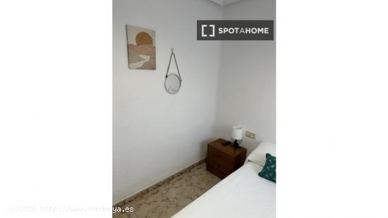 Se alquila habitación en piso de 3 dormitorios en Linares, Jaén - JAEN