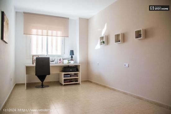 Acogedora habitación en alquiler en apartamento de 4 dormitorios en Paterna - VALENCIA