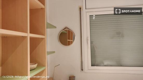 Se alquila habitación en apartamento de 4 dormitorios en Sants, Barcelona - BARCELONA