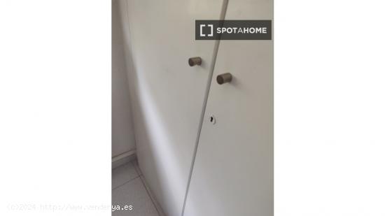 Se alquila habitación en apartamento de 4 dormitorios en Sants, Barcelona - BARCELONA