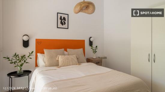 Se alquilan habitaciones en un apartamento de 5 dormitorios en L'Eixample - BARCELONA