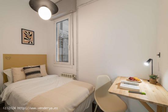 Se alquilan habitaciones en un apartamento de 5 dormitorios en L'Eixample - BARCELONA