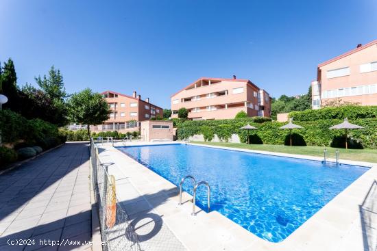 MAGNÍFICO PISO AMUEBLADO EN PLANTA EN URBANIZACIÓN CERRADA CON PISCINA - MADRID