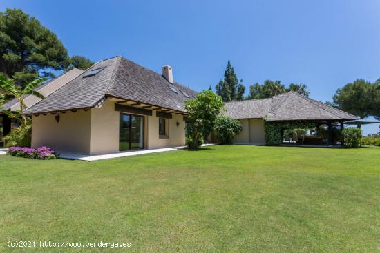 Exclusiva villa en primera línea de golf en Vereda Golf, Rio Real - MALAGA