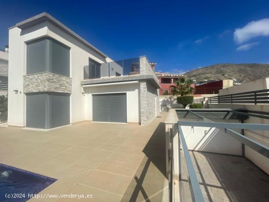 Villa Seminueva con piscina propia en Finestrat - ALICANTE