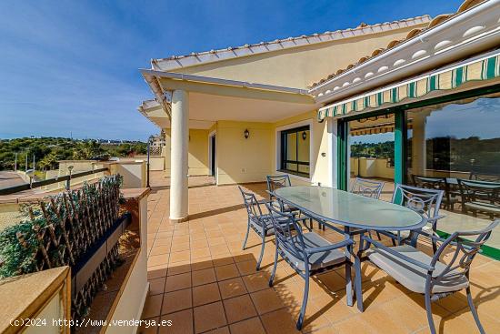 MAGNIFICO ATICO FRENTE AL CAMPO DE GOLF, UN VERDADERO LUJO - ALICANTE