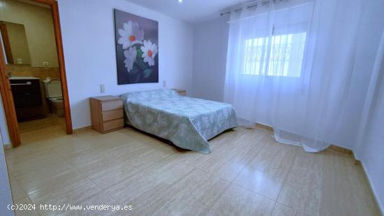 Oportunidad de gran ático esquina con preciosas vistas en 1ª linea de playa en Urb. con piscina - 