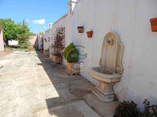 BONITO CHALET EN FONT DE LA FIGUERA (VALENCIA) - VALENCIA