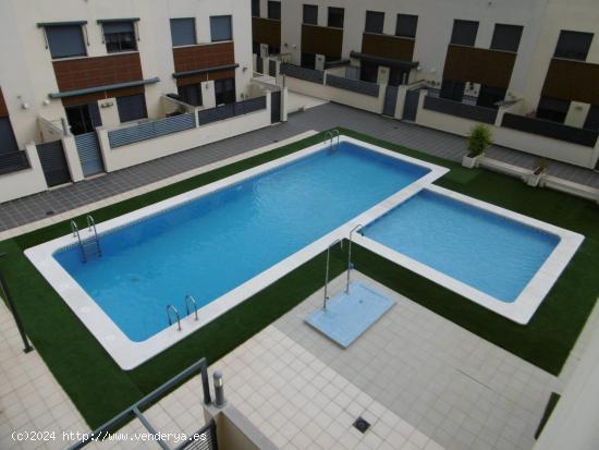 ADOSADO ZONA LLEDO CON PISCINA COMUNITARIA - CASTELLON