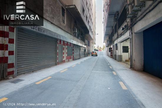  Local de 198 m2 de superficie en planta sotano en zona Camino de Ronda, actualmente está como almac 