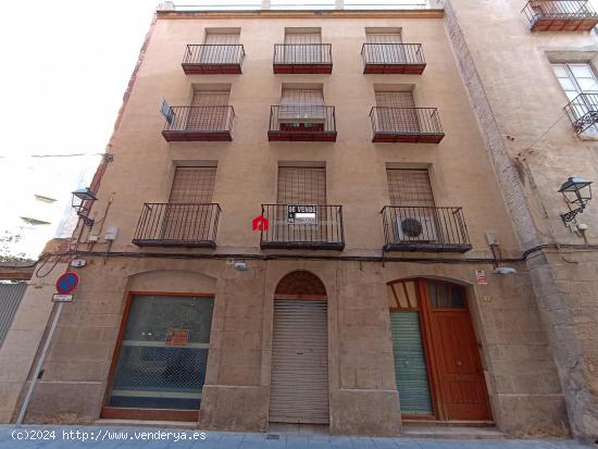 CASA EN VENTA EN TORTOSA CON LOCAL COMERCIAL SITUADA EN EL CENTRO - TARRAGONA