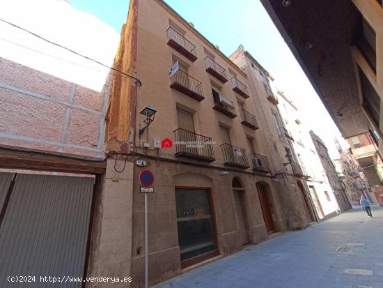 CASA EN VENTA EN TORTOSA CON LOCAL COMERCIAL SITUADA EN EL CENTRO - TARRAGONA