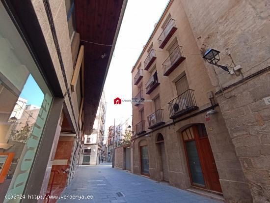 CASA EN VENTA EN TORTOSA CON LOCAL COMERCIAL SITUADA EN EL CENTRO - TARRAGONA