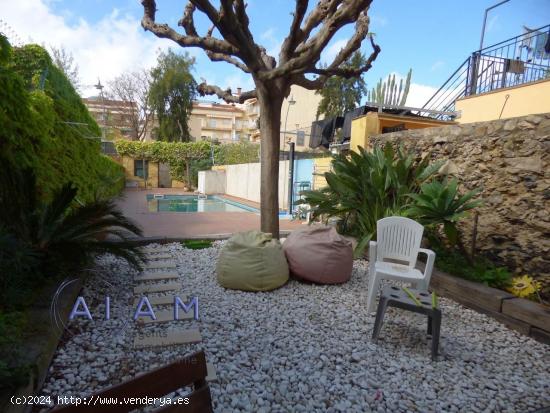 Casa en el centro de Malgrat con jardín y piscina - BARCELONA