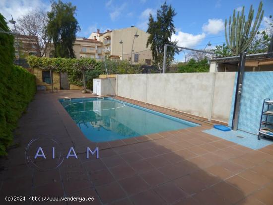 Casa en el centro de Malgrat con jardín y piscina - BARCELONA