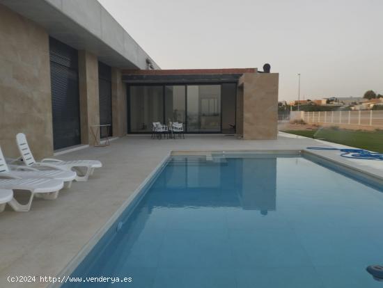 CHALET CON TERRAZA, BARBACOA, JARDÍN Y PISCINA EN PURIAS - LORCA - MURCIA