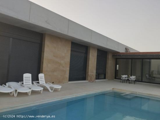 CHALET CON TERRAZA, BARBACOA, JARDÍN Y PISCINA EN PURIAS - LORCA - MURCIA