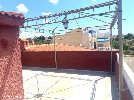 SE VENDE ADOSADO EN SAN FULGENCIO URB. LA MARINA - ALICANTE